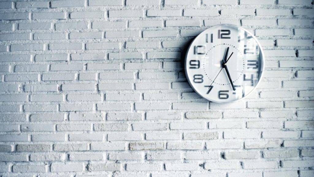 Comment décorer un mur vide avec une horloge ?