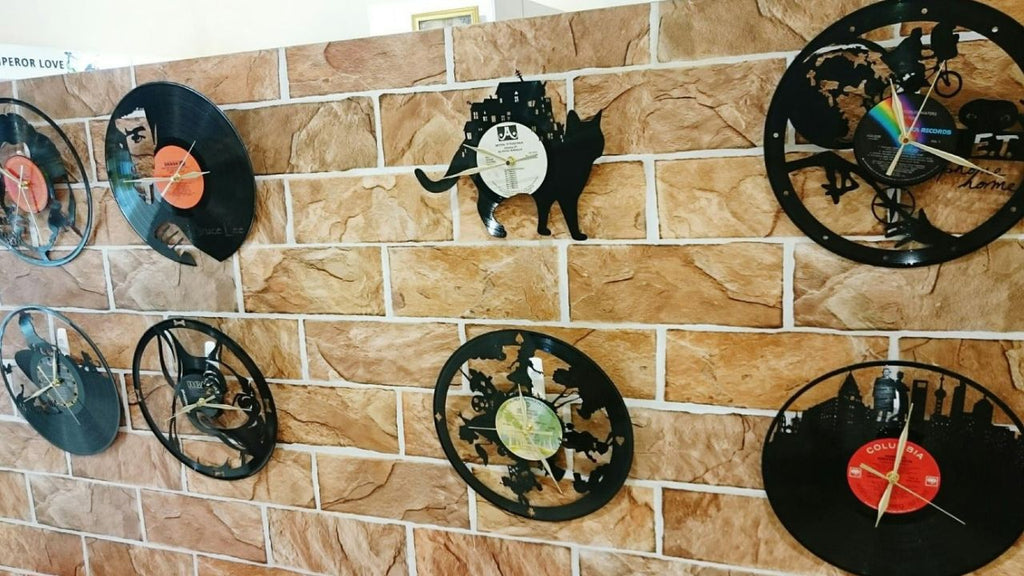 Pourquoi choisir une horloge vinyle en déco ?