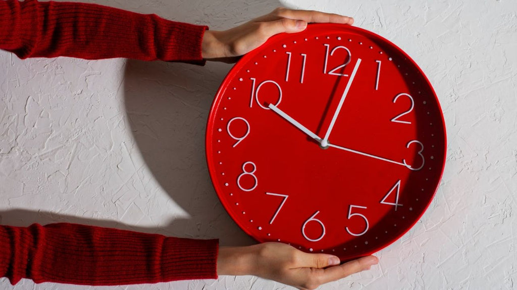 Comment accrocher une horloge sans percer le mur ?