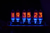 horloge Nixie pendant la nuit