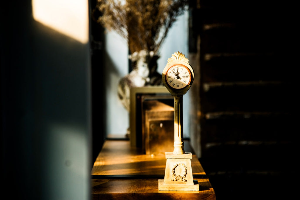 Quelle horloge à poser élégante pour une déco raffinée ?