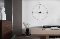 placer une horloge murale dans la maison