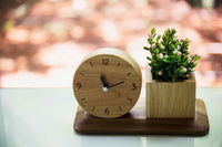  une petite horloge murale en bois