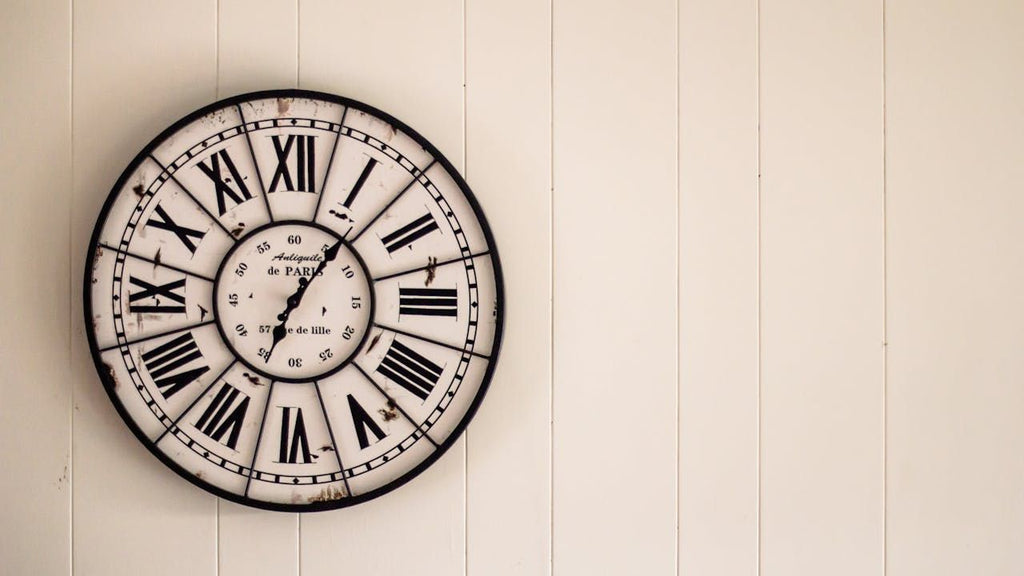 Horloge qui Avance Trop Vite : Causes et Solutions